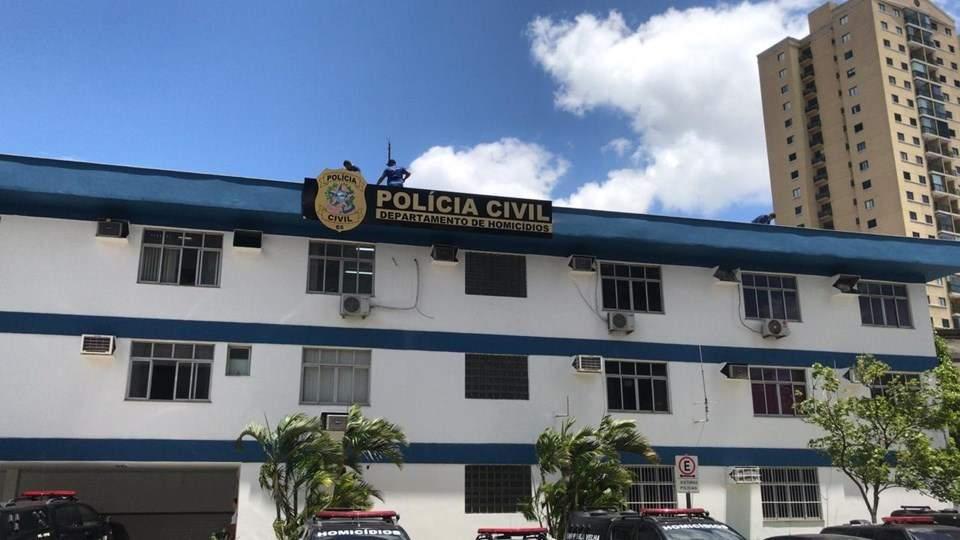 Irmão esfaqueia irmã no pescoço em briga por causa da caixa de correio