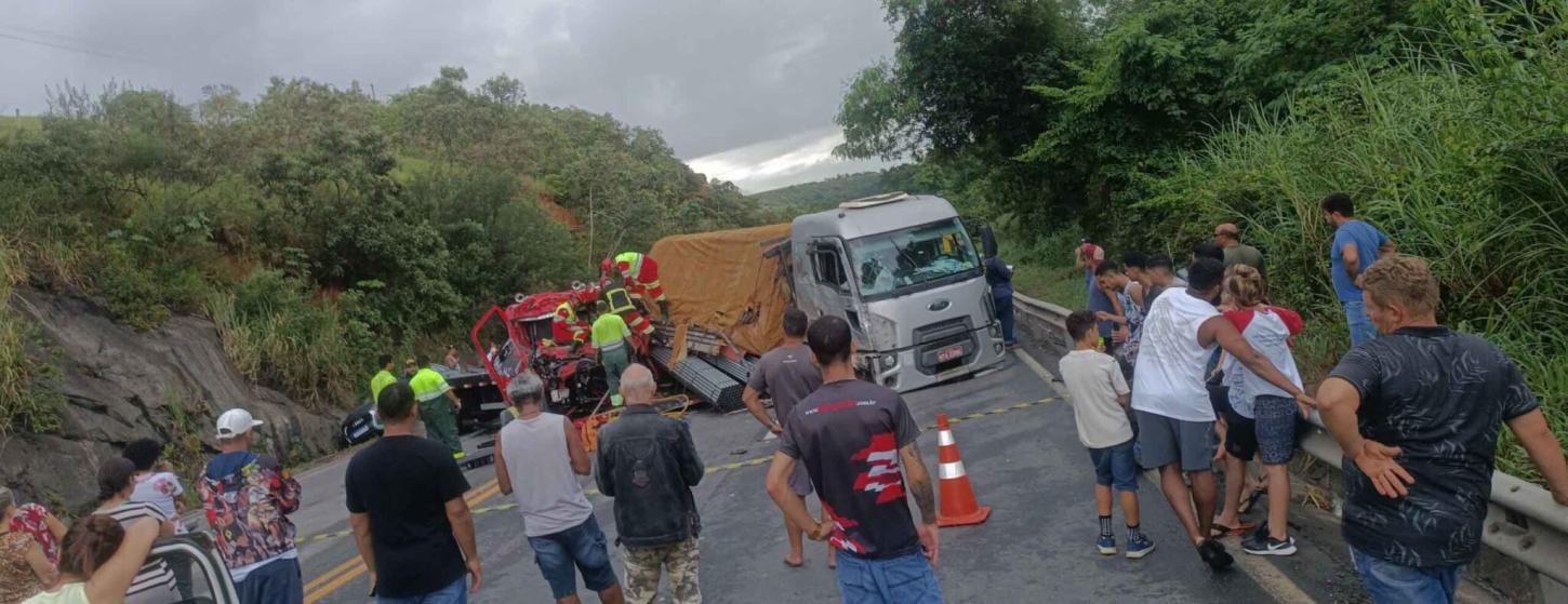 Acidente entre caminhões interdita totalmente a BR-101 na Serra