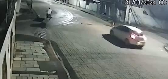 Adolescente é atropelado e morto a tiros no meio da rua em Piúma