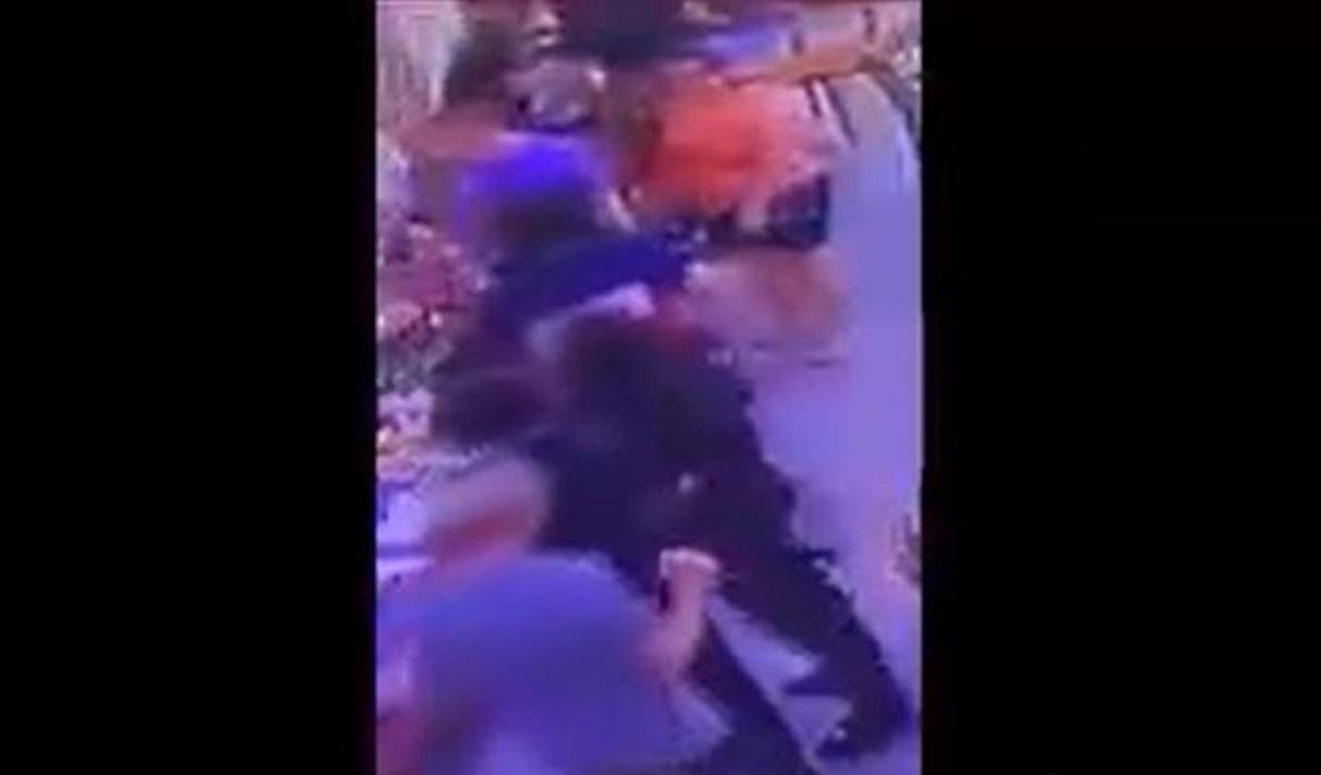 Cara de pau | Homem passa a mão em partes íntimas de mulheres dentro de supermercado
