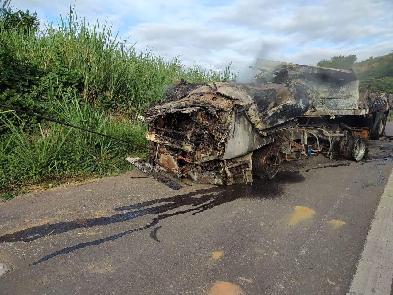 Carreta fica destruída após capotar e pegar fogo no ES; motorista não se feriu