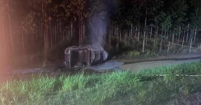 Duas pessoas morrem carbonizadas após acidente entre carros em Conceição da Barra