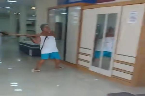 Furioso com demora em entrega, homem destrói loja com machado