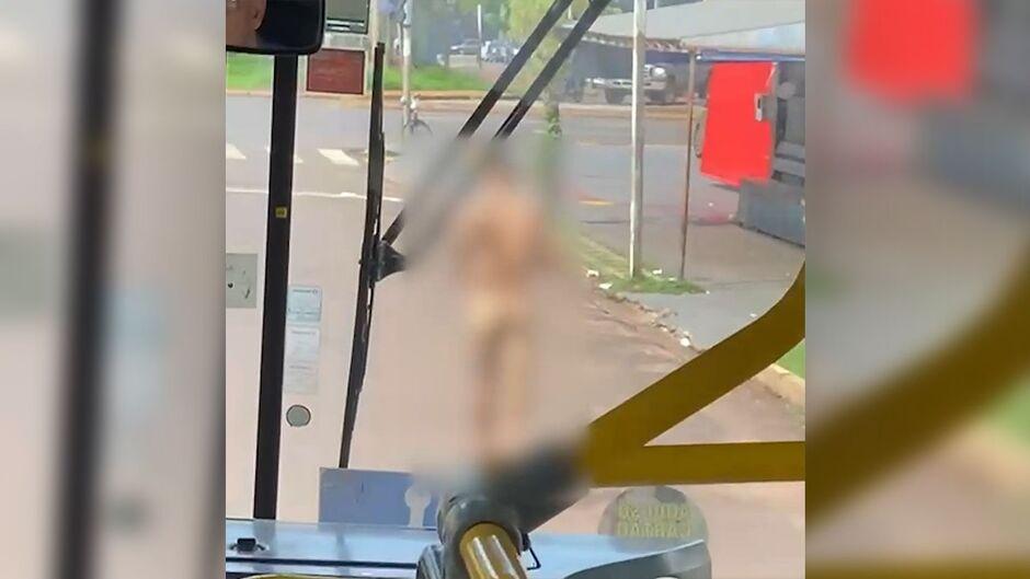 Guardas usam spray de pimenta para conter ‘peladão’ no meio da rua