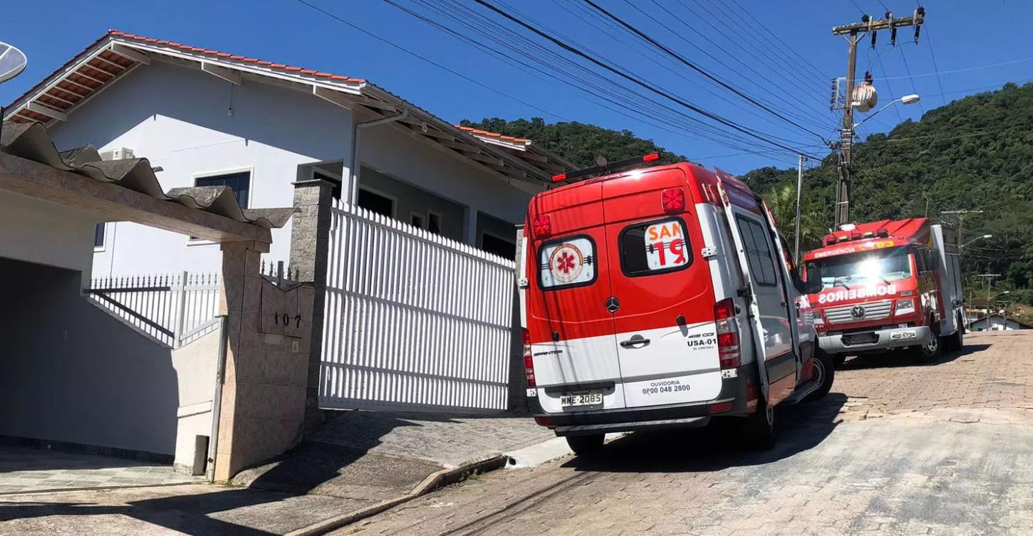Irmãs de 4 e 8 anos se afogam em piscina de casa e uma delas morre