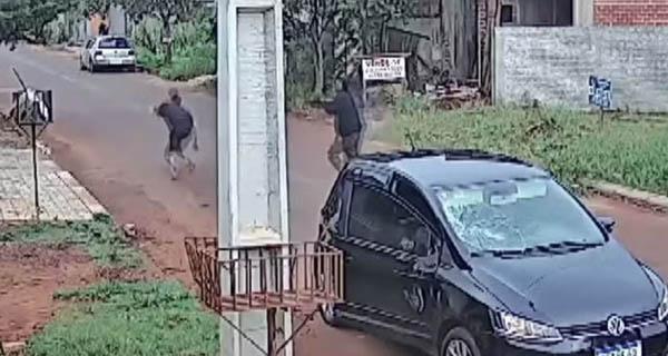 Jovem sobrevive após ser baleado e atropelado; cenas fortes