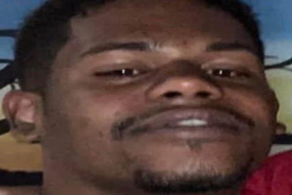 Mulher é acordada por homem a estuprando dentro de casa