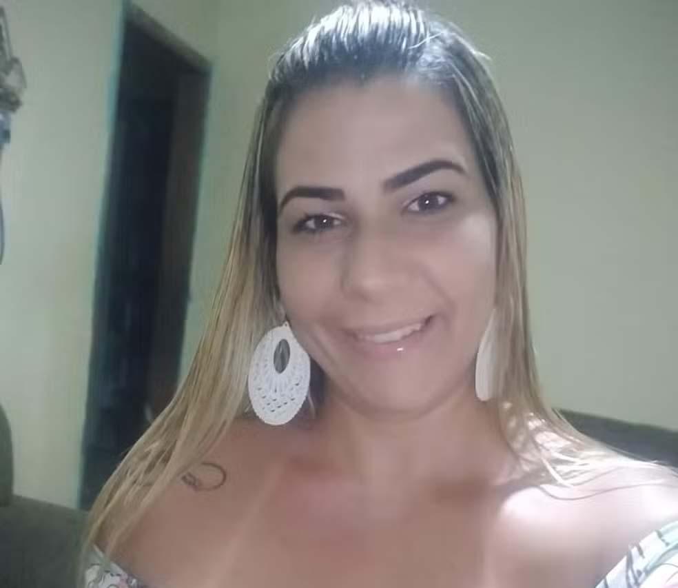 Mulher tem o corpo incendiado em estação de trem; família acusa ex-marido