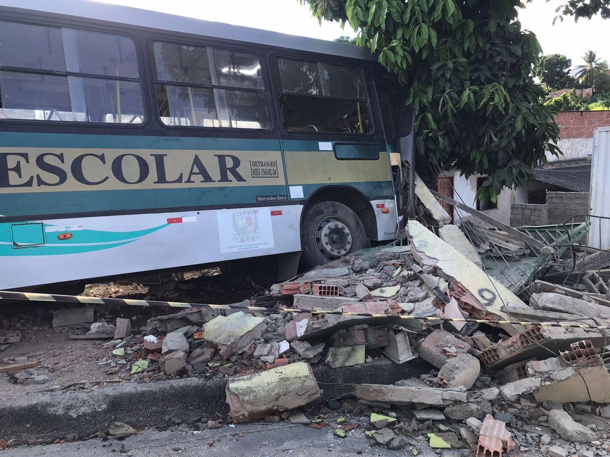 Ônibus escolar desce ladeira, bate em três casas e moto no ES; motorista foi socorrido