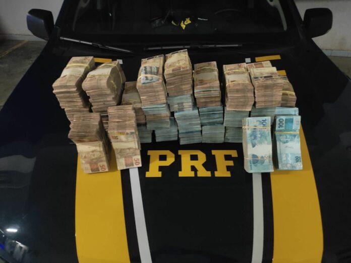 PRF apreende mais de R$ 1 milhão em dinheiro vivo em SP com homem que diz ter saído do ES