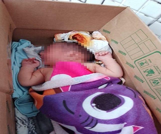 Recém-nascido é abandonado em caixa de papelão na frente de casa