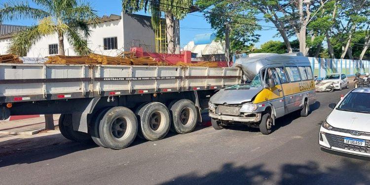 Van escolar bate na traseira de carreta e deixa criança e monitora feridas no ES