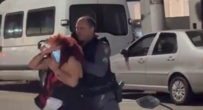 Comandante manda investigar PM filmado puxando mulher pelo cabelo e atirando gás no rosto dela no ES