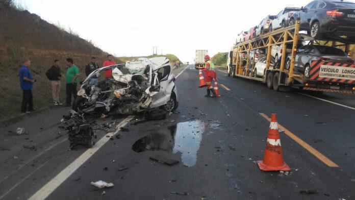 Motorista de carro morre em acidente com carreta na BR 101 no Norte do Espírito Santo