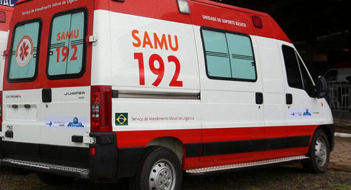 Homem é socorrido em estado grave após colisão de moto com estaca em Montanha