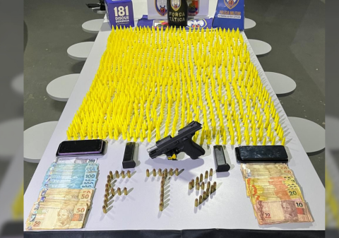 Foragido é preso com arma, munições, dinheiro e milhares de pinos de cocaína em Pinheiros