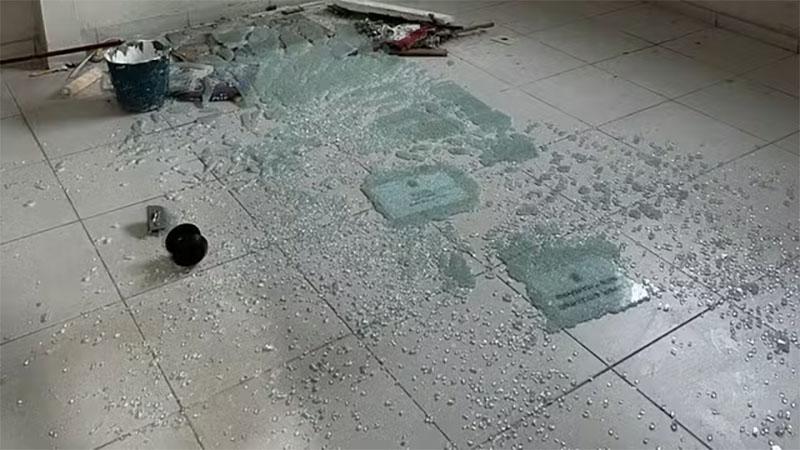 Homem se entrega à polícia e quebra porta de delegacia após ser liberado em São Mateus