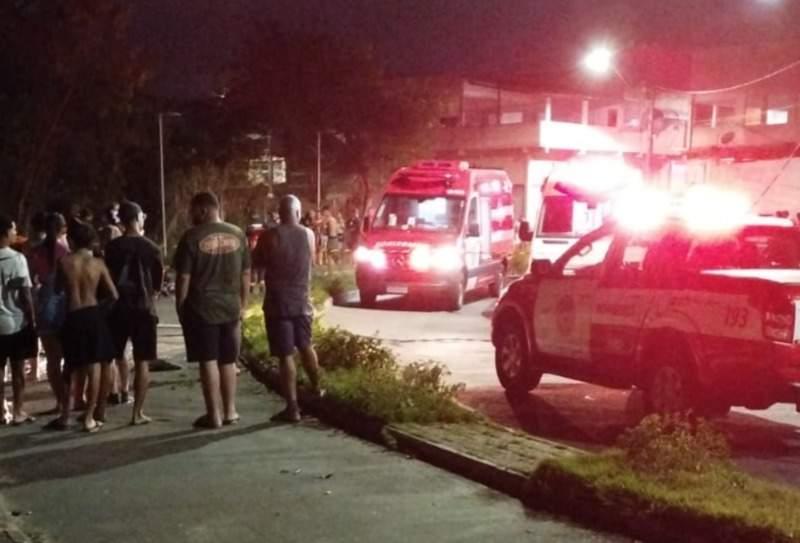 Ônibus capota em ribanceira e deixa 15 feridos na Serra