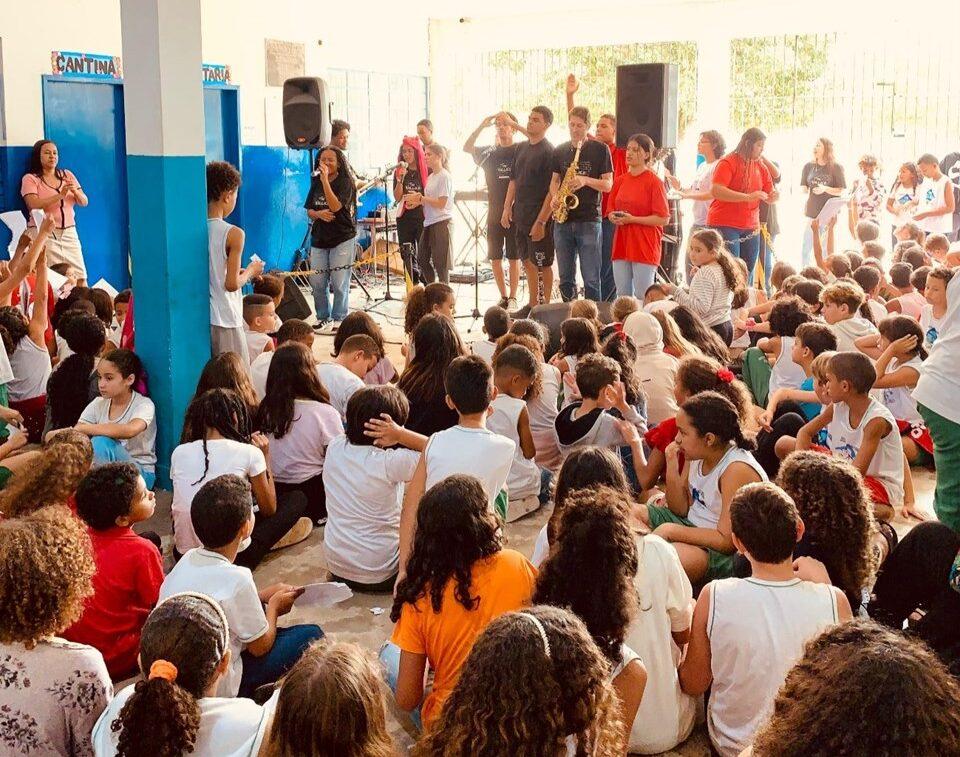 Banda de escola de São Mateus realiza apresentações no município