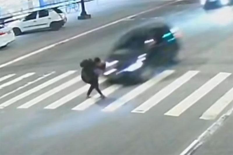 ‘Minha filha não está reagindo’, diz pai de criança atropelada com a mãe na faixa de pedestre; vídeo