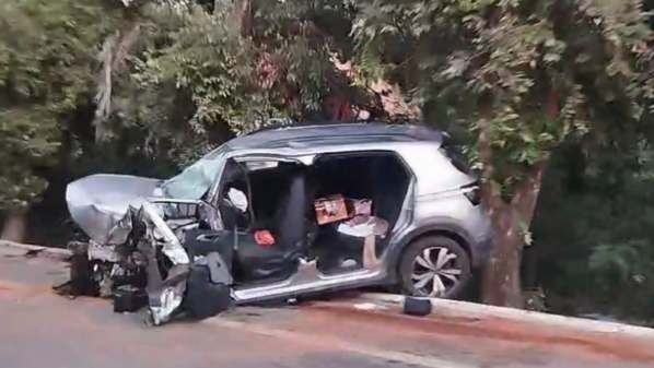 Motorista fica preso às ferragens e é socorrido inconsciente após carro bater em árvore em São Gabriel da Palha