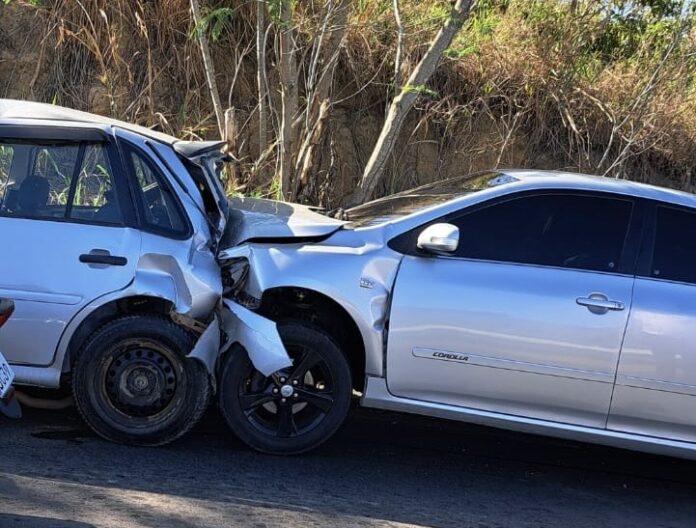 Carro bate na traseira de outro na rodovia que liga Nova Venécia a Boa Esperança
