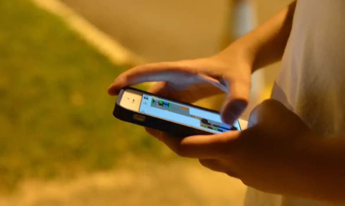 Suspeito leva choque ao tentar roubar celular de jovem e apanha de testemunhas em Vitória