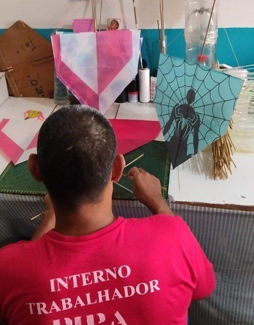 Unidade prisional de São Mateus produz pipas e orienta crianças sobre como brincar com segurança