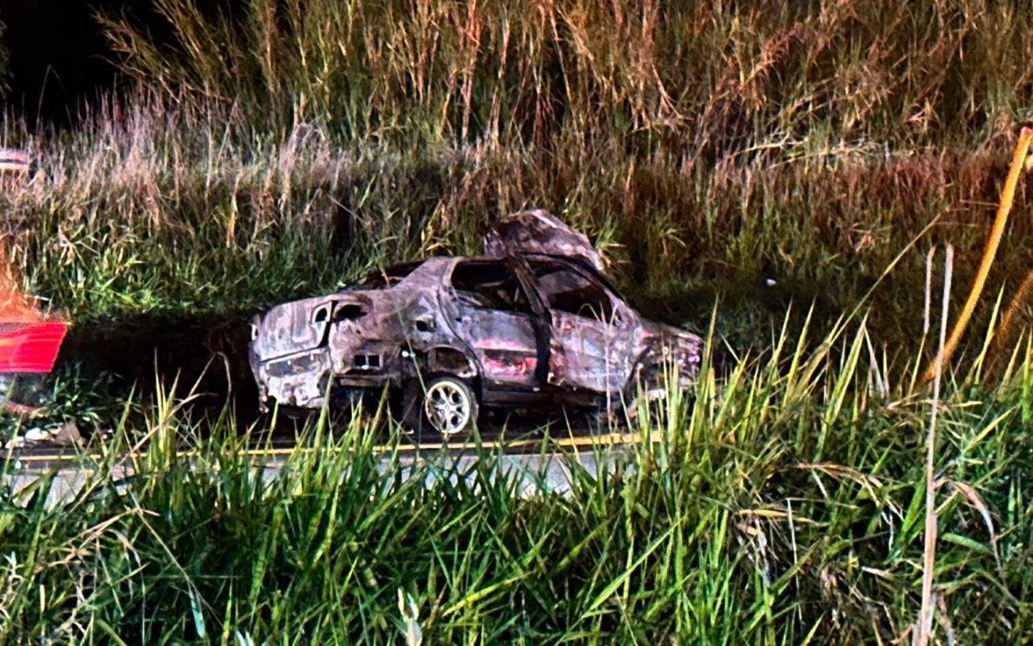 BR-101 | Carro pega fogo após colisão em São Mateus