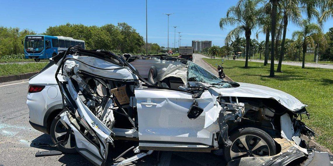Motorista sai ileso de grave acidente que deixou carro destruído em Cariacica