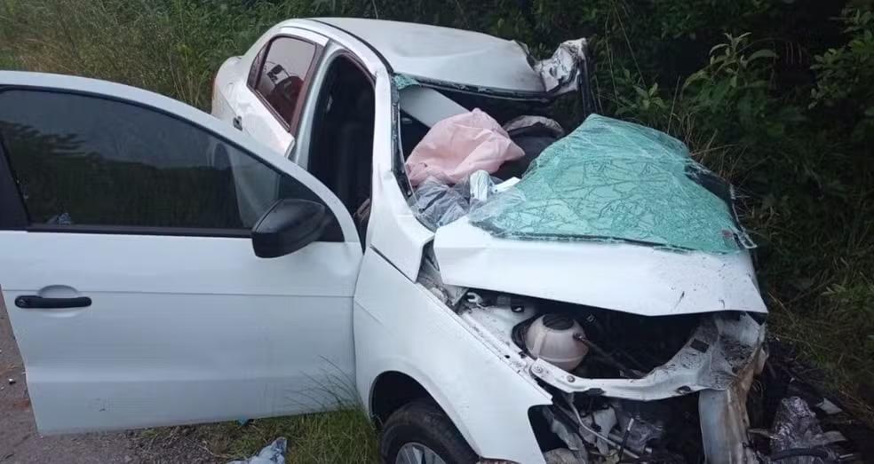 Criança de 4 anos é encontrada deitada na rodovia ao sobreviver a acidente que matou 2