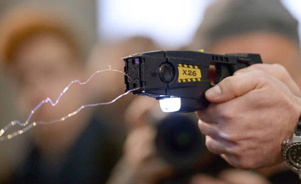 Mulher pode usar spray de pimenta e arma de choque para se defender