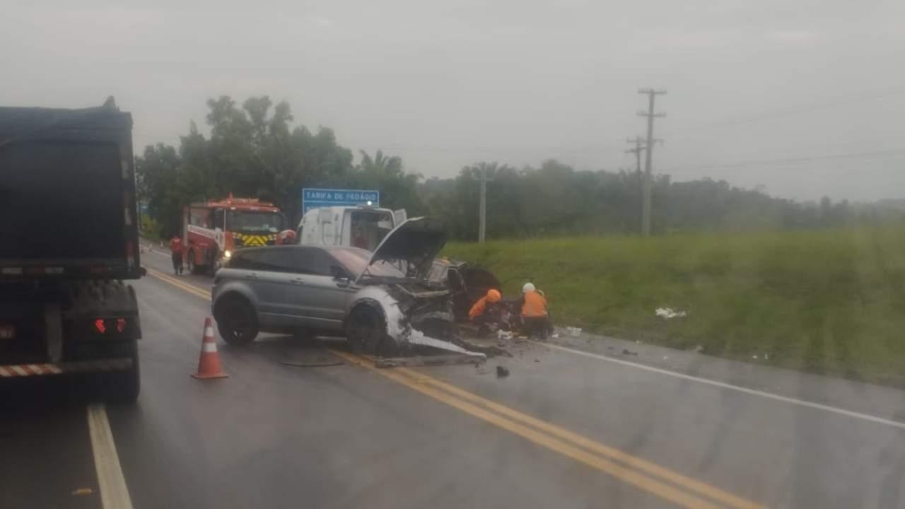 São Mateus – Acidente deixa duas pessoas presas às ferragens na BR-101