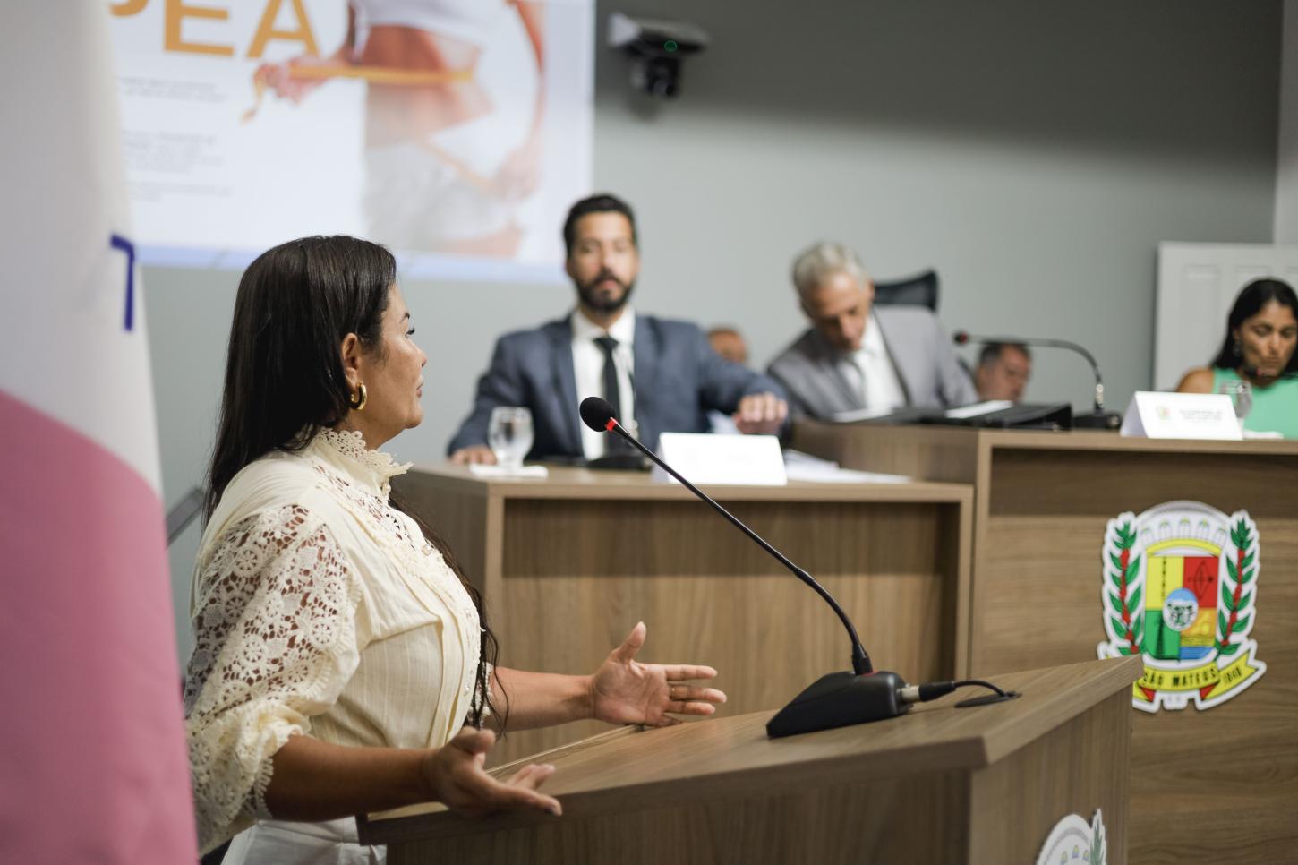 Câmara discute pautas importantes e realiza homenagem durante sessão