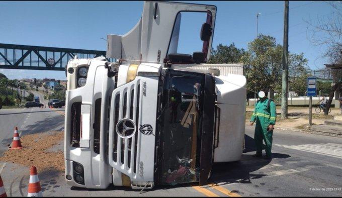 Carreta tomba em acidente com caminhonete na BR 101 em São Mateus