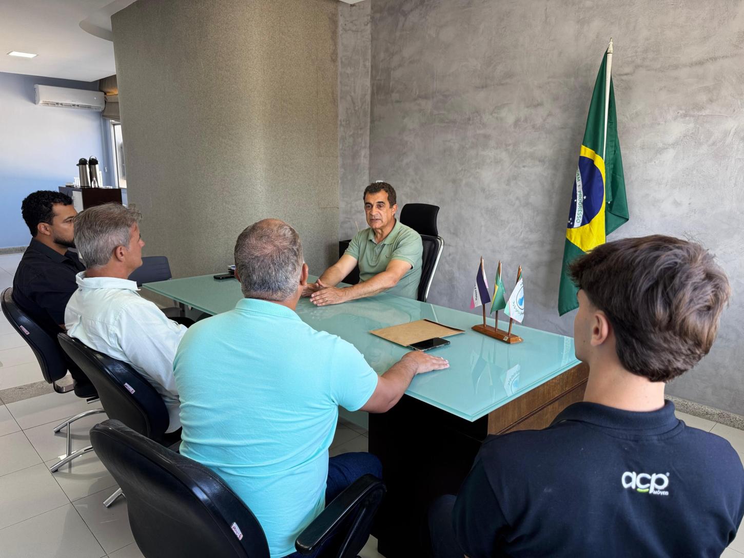 Prefeito Marcos Guerra assina escritura pública de doação de terreno para instalação da ACP Móveis em Jaguaré