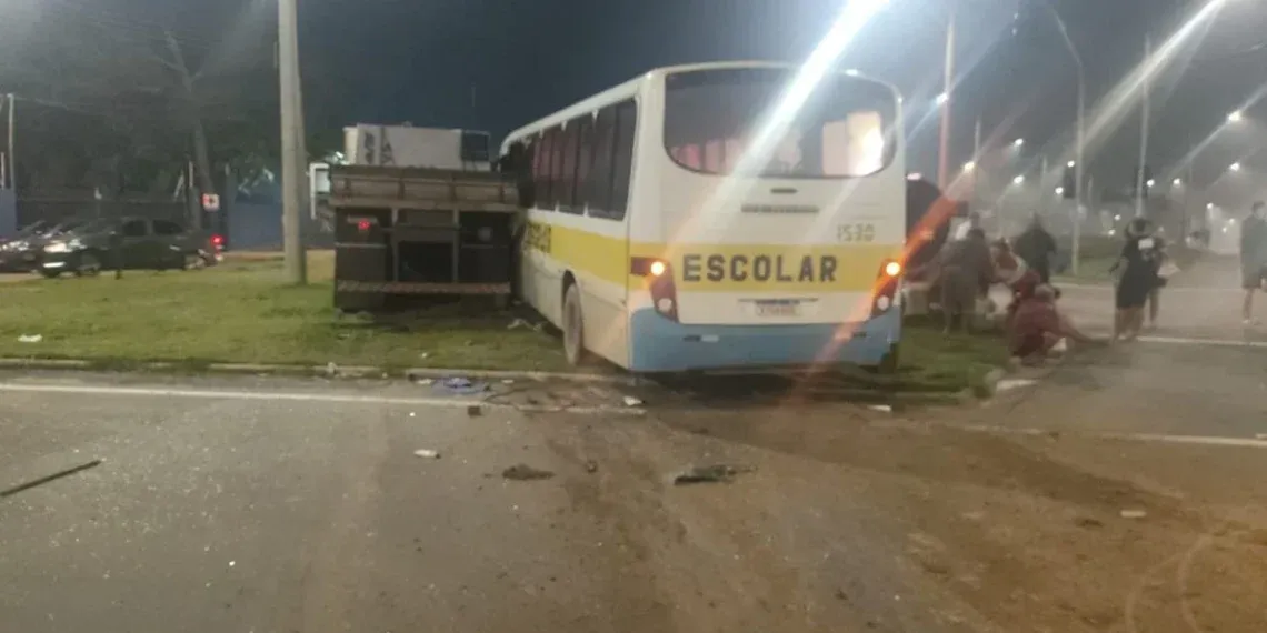 Motorista de ônibus morre em acidente com carreta na BR-101 em Sooretama