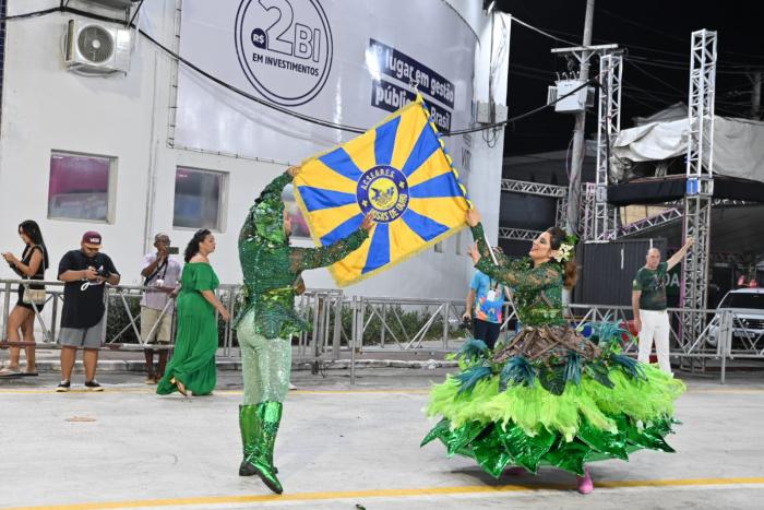 Rosas de Ouro leva a história de São Mateus à avenida e exalta o Rio Cricaré