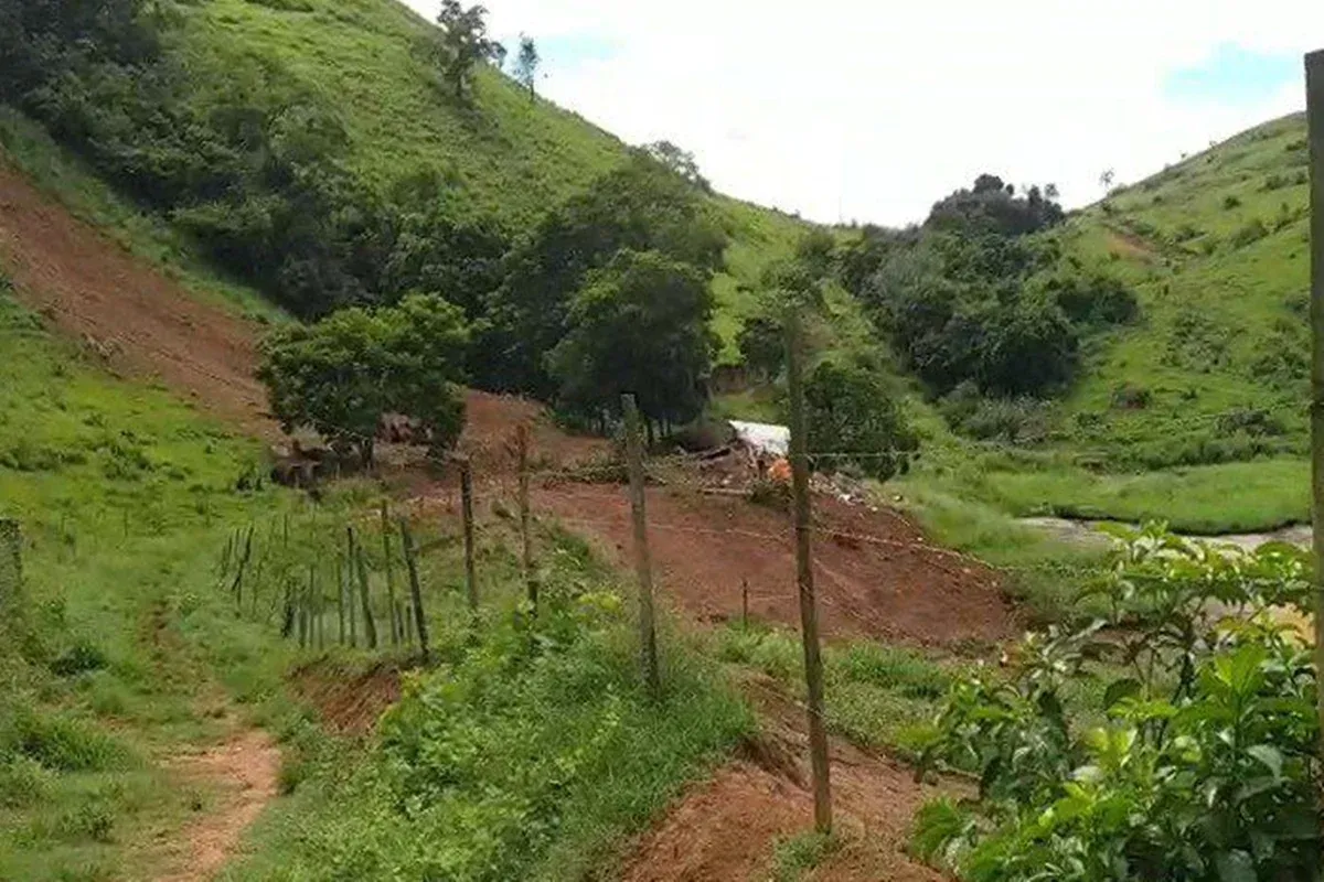 Família morre soterrada após deslizamento atingir casa em MG