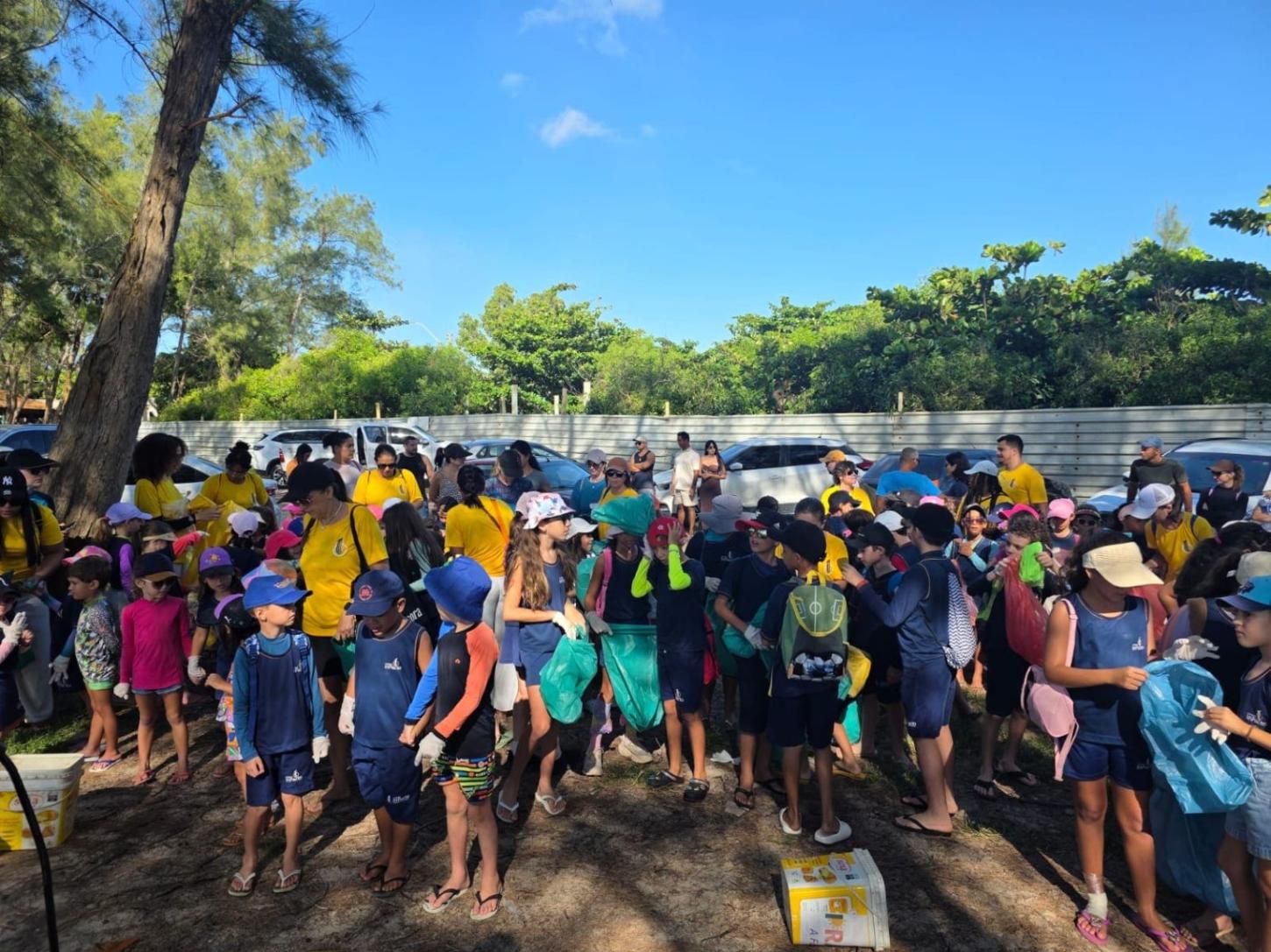 Projeto Praia Limpa: educação ambiental une gerações na orla de Guriri
