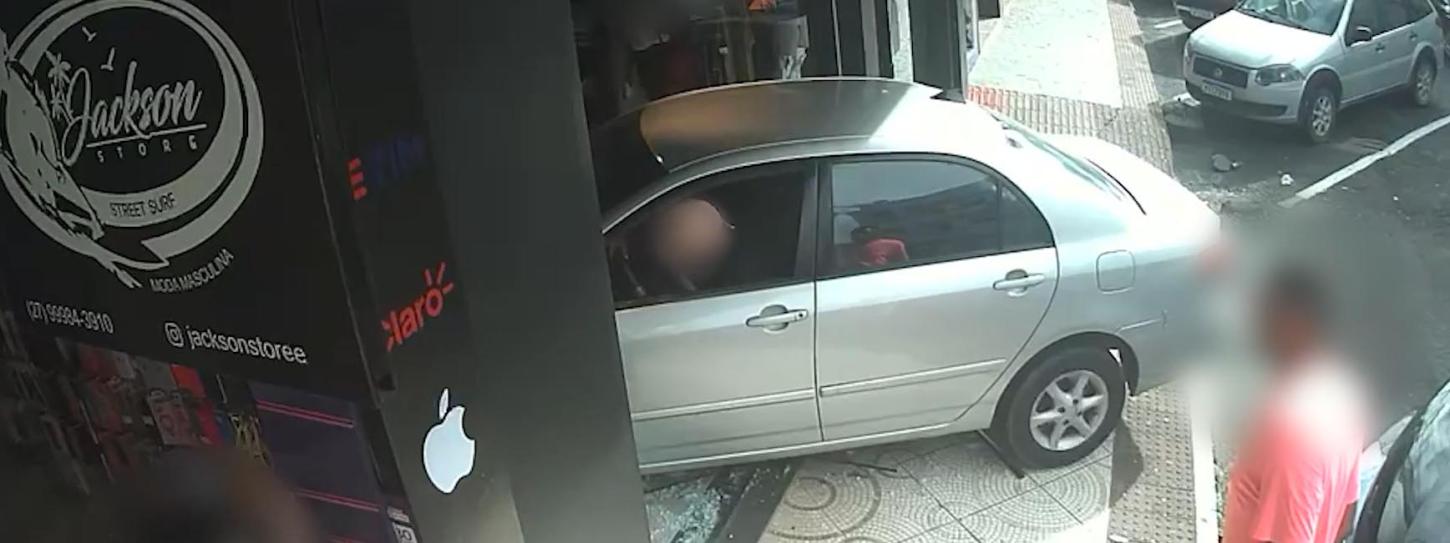 Motorista passa mal e carro atinge fachada de loja no Centro de São Mateus