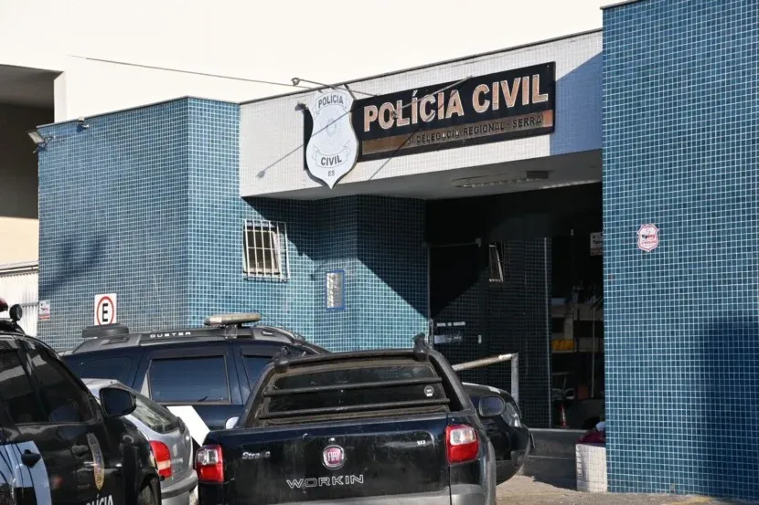 Suspeito foge da PM, é baleado e acaba preso com 2,5 kg de pó branco em mochila na Serra
