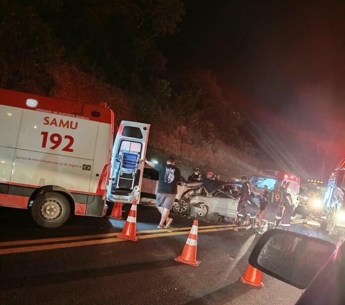 Acidente entre carros mata três pessoas e interdita a BR 101 em São Mateus
