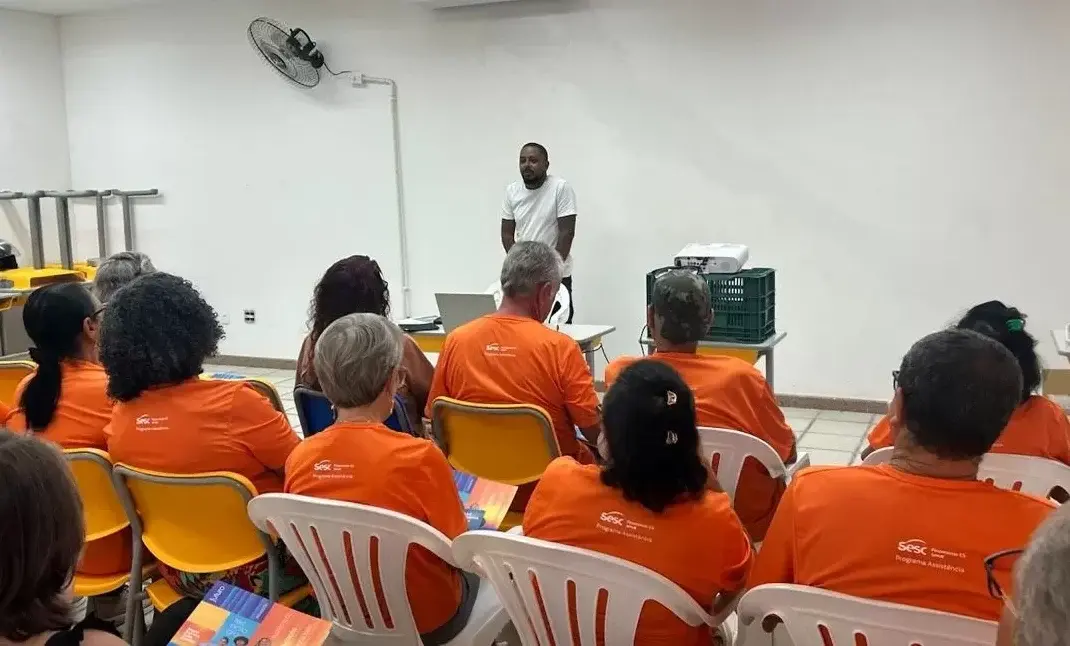 Curso prático ensina idosos de São Mateus a fazerem fotografia profissional com o celular