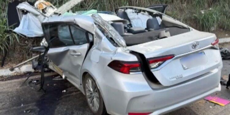 Homem morre após carro bater contra micro-ônibus na BR-259