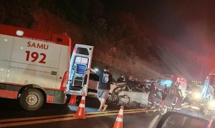 Acidente entre carros mata três pessoas e interdita a BR 101 em São Mateus