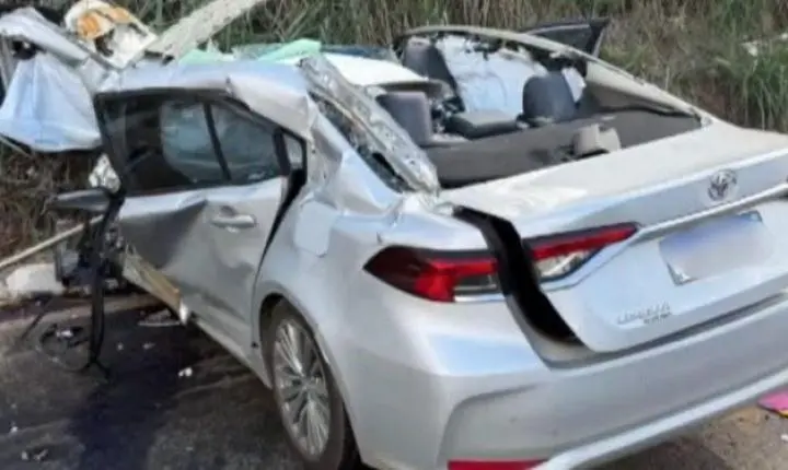 Homem morre após carro bater contra micro-ônibus na BR-259